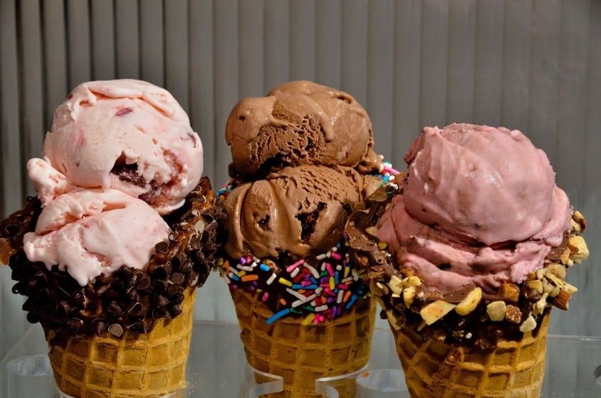 イブン・シリンによる夢の中でアイスクリームを食べる夢の解釈