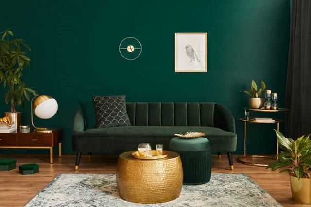 Συντονίζοντας πράσινους καναπέδες με χρυσό για πολυτελή διακόσμηση στο σπίτι σας στο Saudi National