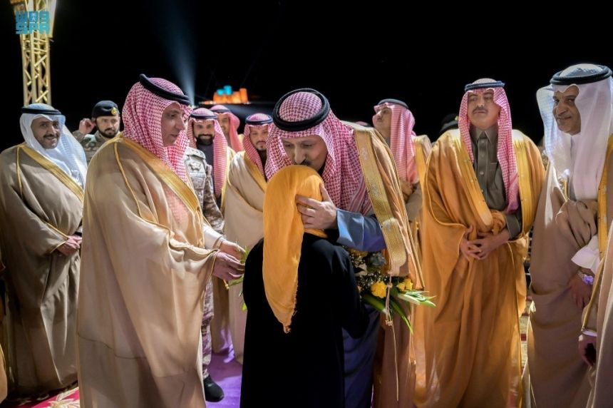 أمير الباحة يُدشّن فعاليات مهرجان