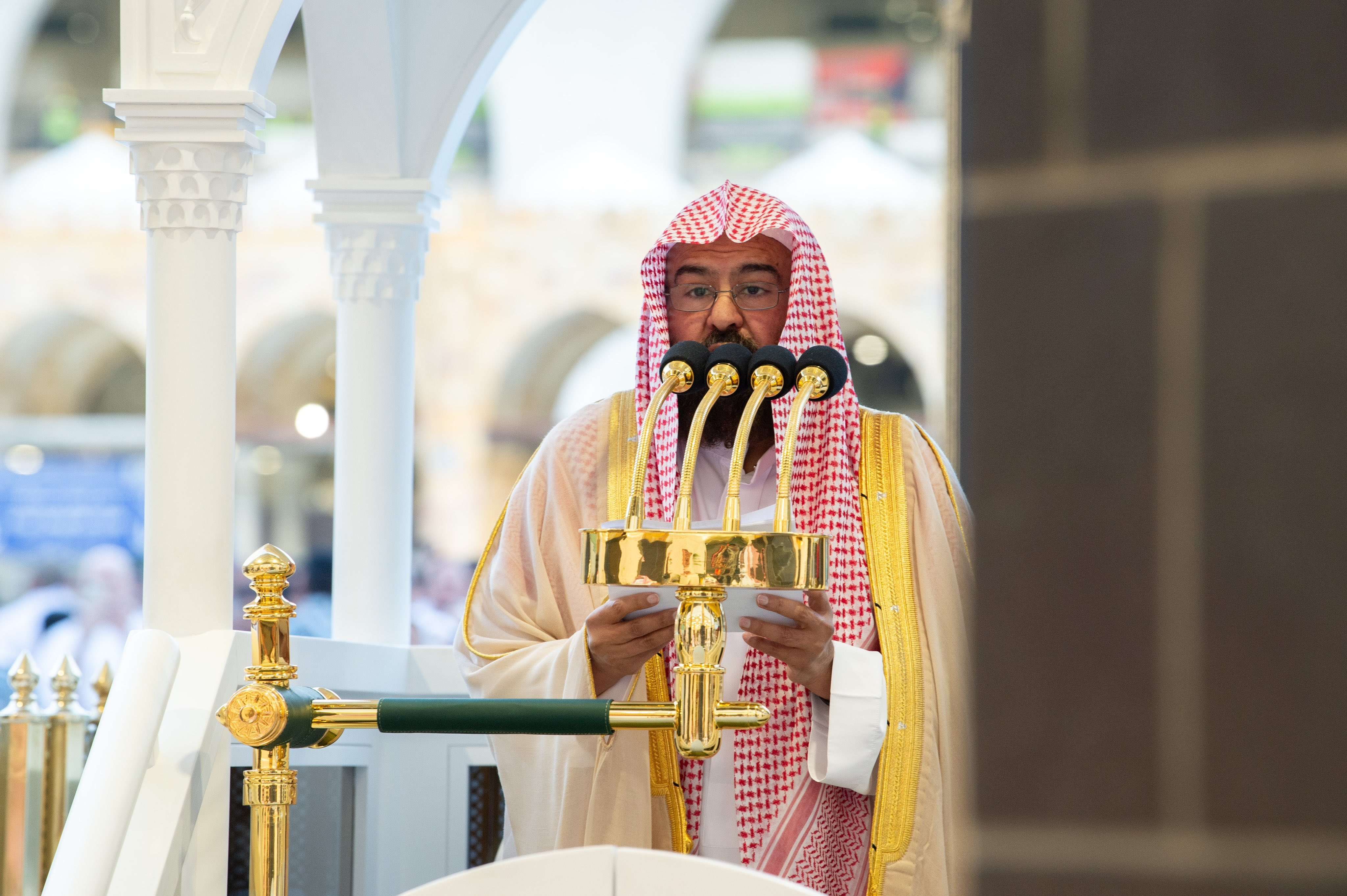 جانب من أداء نائب أمير منطقة مكة صلاة الاستسقاء في المسجد الحرام