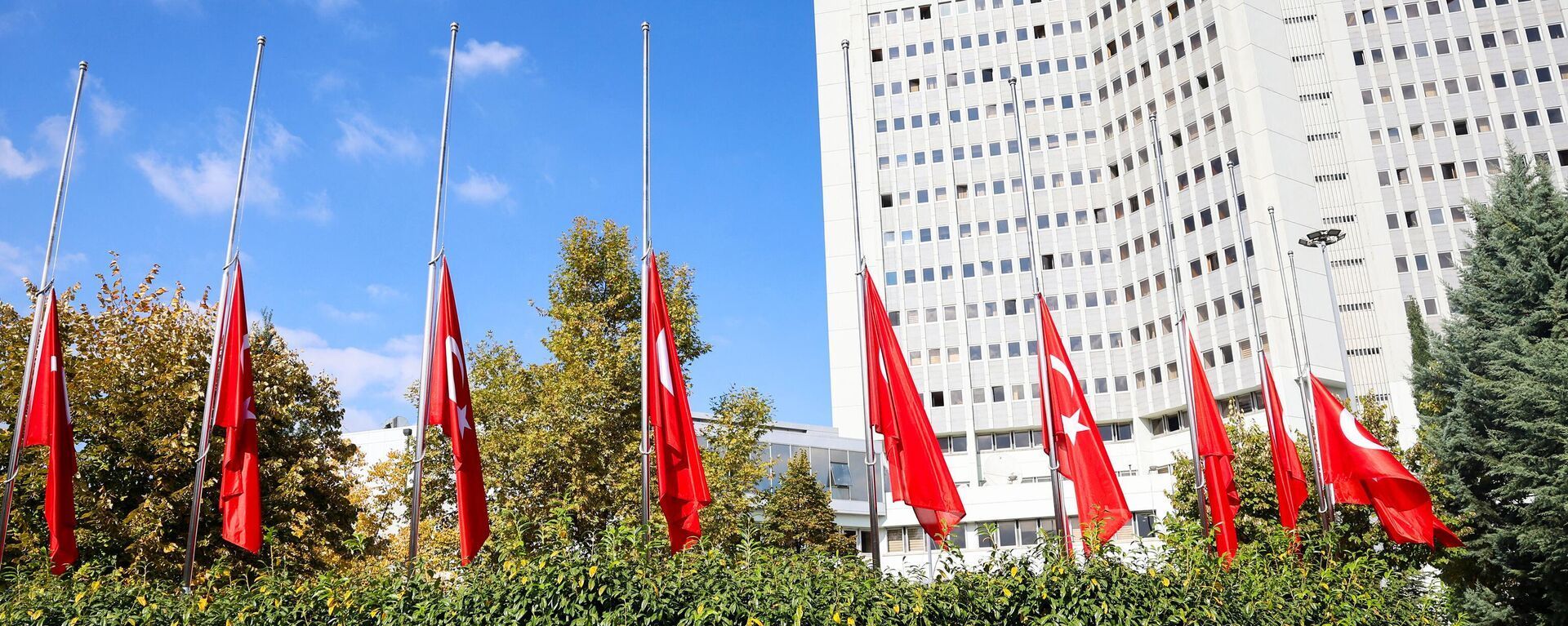الأعلام التركية منكسة أمام وزارة الخارجية في أنقرة - الخليج 365 عربي, 1920, 28.01.2024