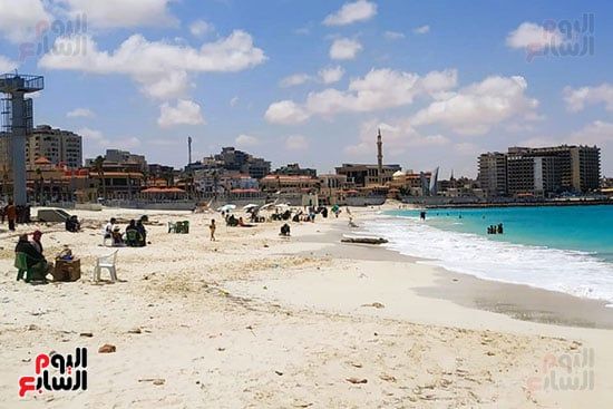 اقبال-المواطنين-على-الشواطئ-في-شم-النسيم اقبال-المواطنين-على-الشواطئ-في-شم-النسيم