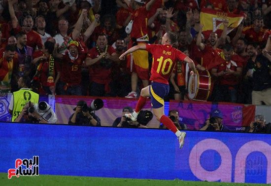 يحتفل داني أولمو لاعب إسبانيا بتسجيله الرابع يحتفل داني أولمو لاعب إسبانيا بتسجيله الرابع
