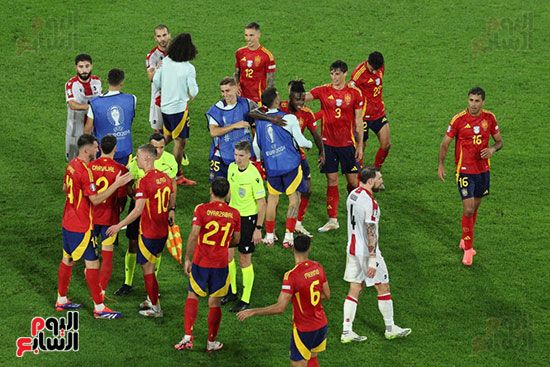 لاعبى إسبانيا وجورجيا بعد المباراة لاعبى إسبانيا وجورجيا بعد المباراة