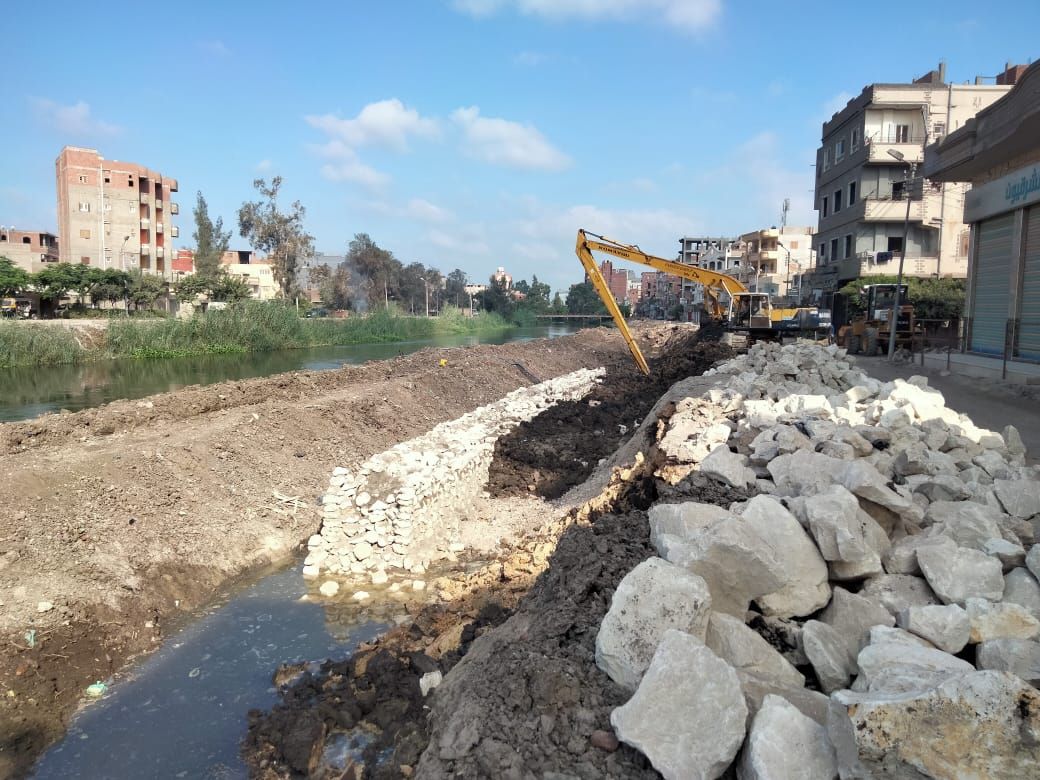 الأعمال الجارية في انشاء ممشى بحر تيرة الأعمال الجارية في انشاء ممشى بحر تيرة
