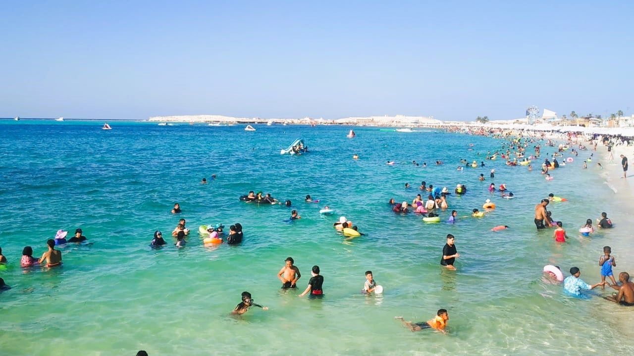 استمتاع الاطفال والكبار على شواطئ مطروح استمتاع الاطفال والكبار على شواطئ مطروح