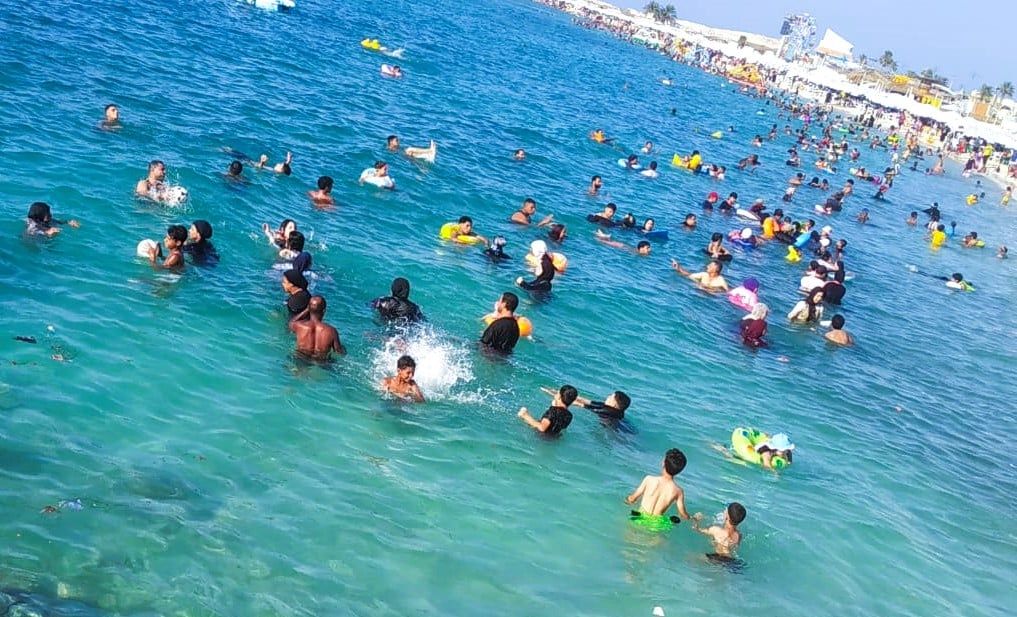اقبال اعداد كبيرة على شواطئ مطروح اقبال اعداد كبيرة على شواطئ مطروح