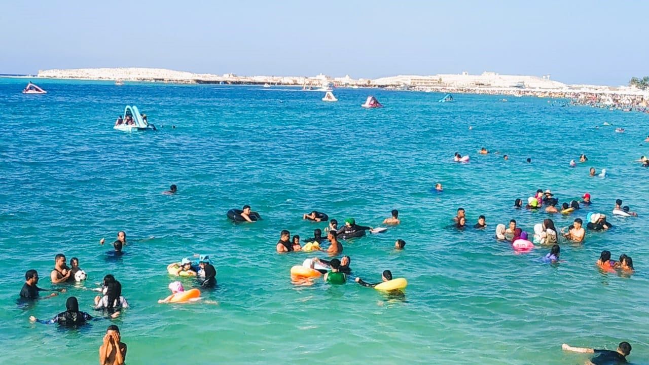 السباحة في شواطئ مطروح الخلابة السباحة في شواطئ مطروح الخلابة