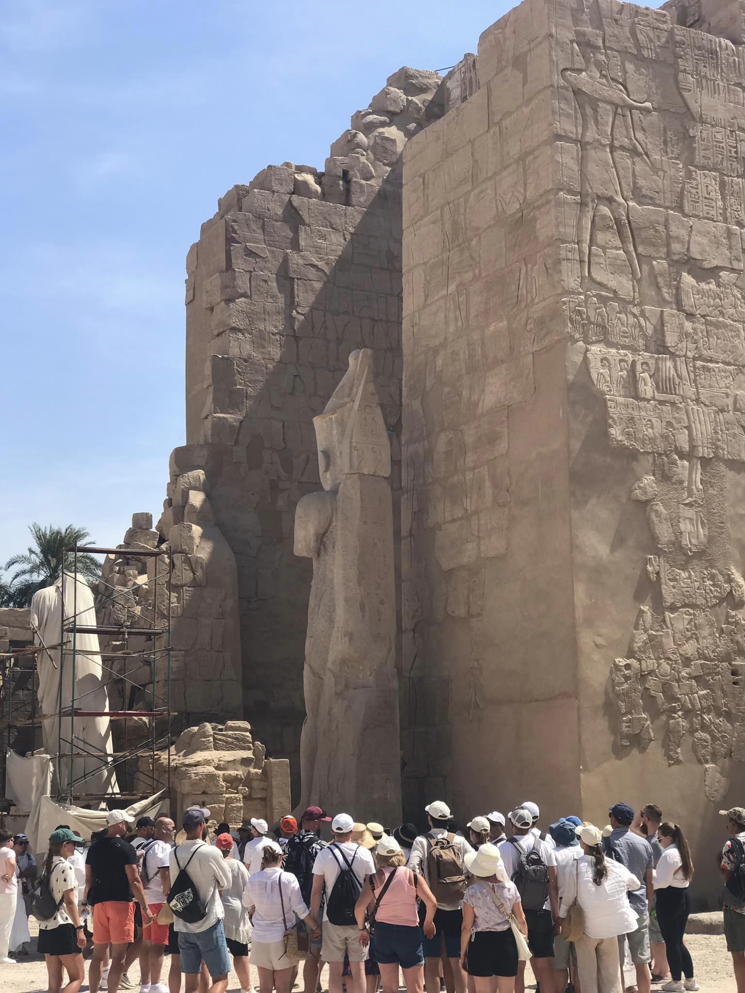 الأفواج السياحية تستمع لشرح حول معابد الأقصر الأفواج السياحية تستمع لشرح حول معابد الأقصر