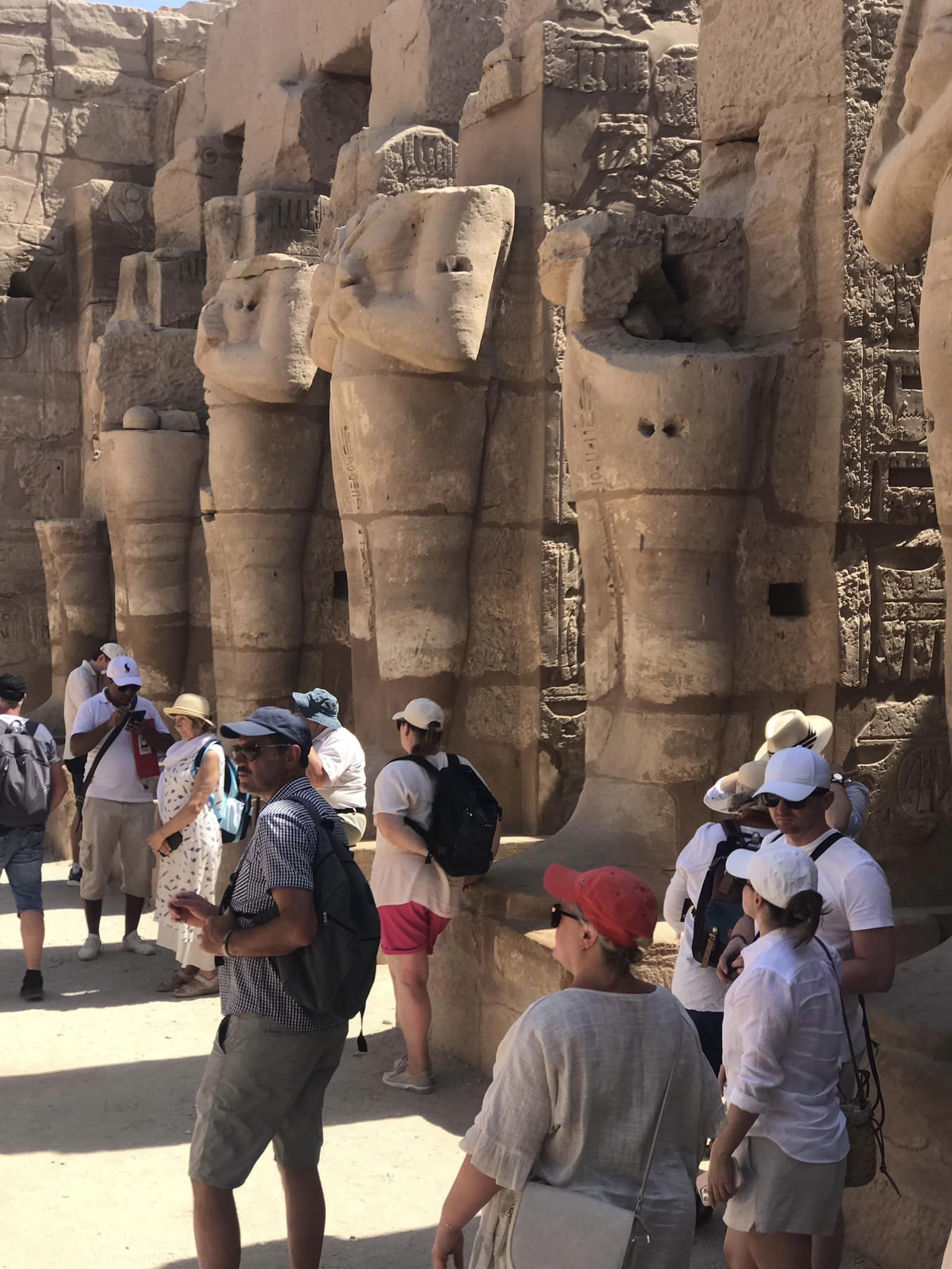 السياح من حول العالم خلال زيارة المعالم الأثرية السياح من حول العالم خلال زيارة المعالم الأثرية
