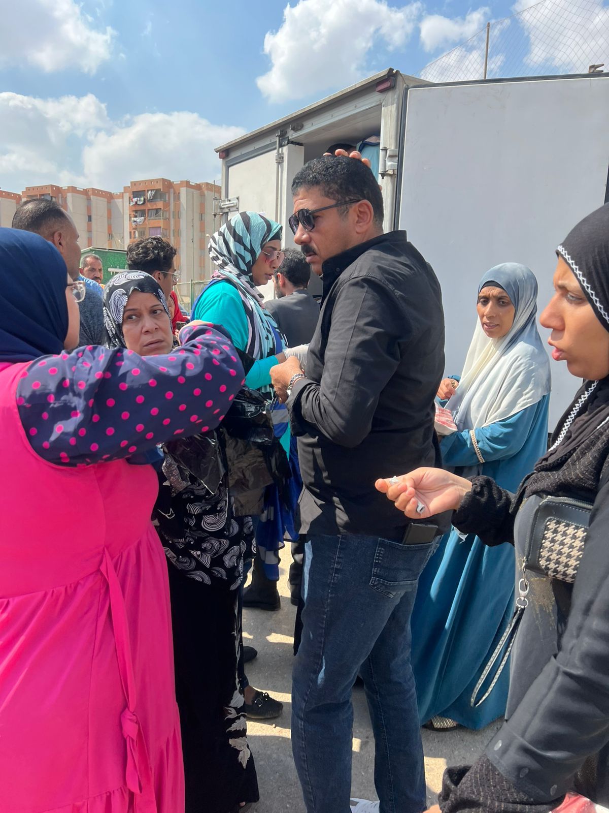 زحام على منفذ مؤسسة حياة كريمة بالأسمرات زحام على منفذ مؤسسة حياة كريمة بالأسمرات
