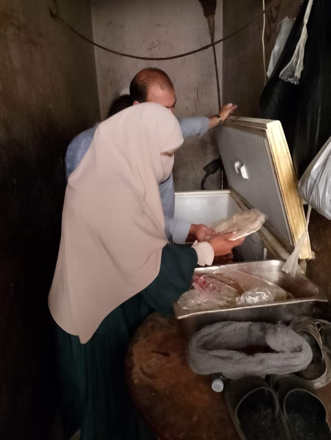 أثناء التفتيش على ثلاجات حفظ اللحوم أثناء التفتيش على ثلاجات حفظ اللحوم