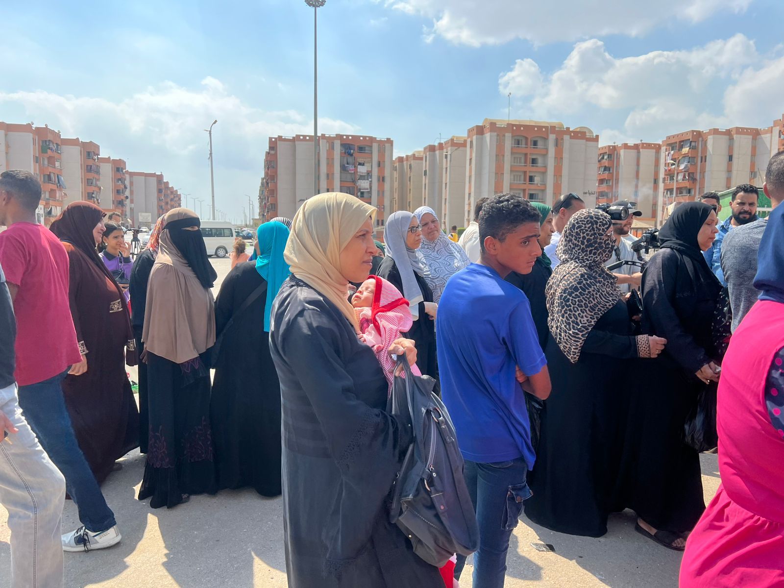 زحام شديد على منفذ مؤسسة حياة كريمة لتوفير اللحوم بالأسمرات زحام شديد على منفذ مؤسسة حياة كريمة لتوفير اللحوم بالأسمرات