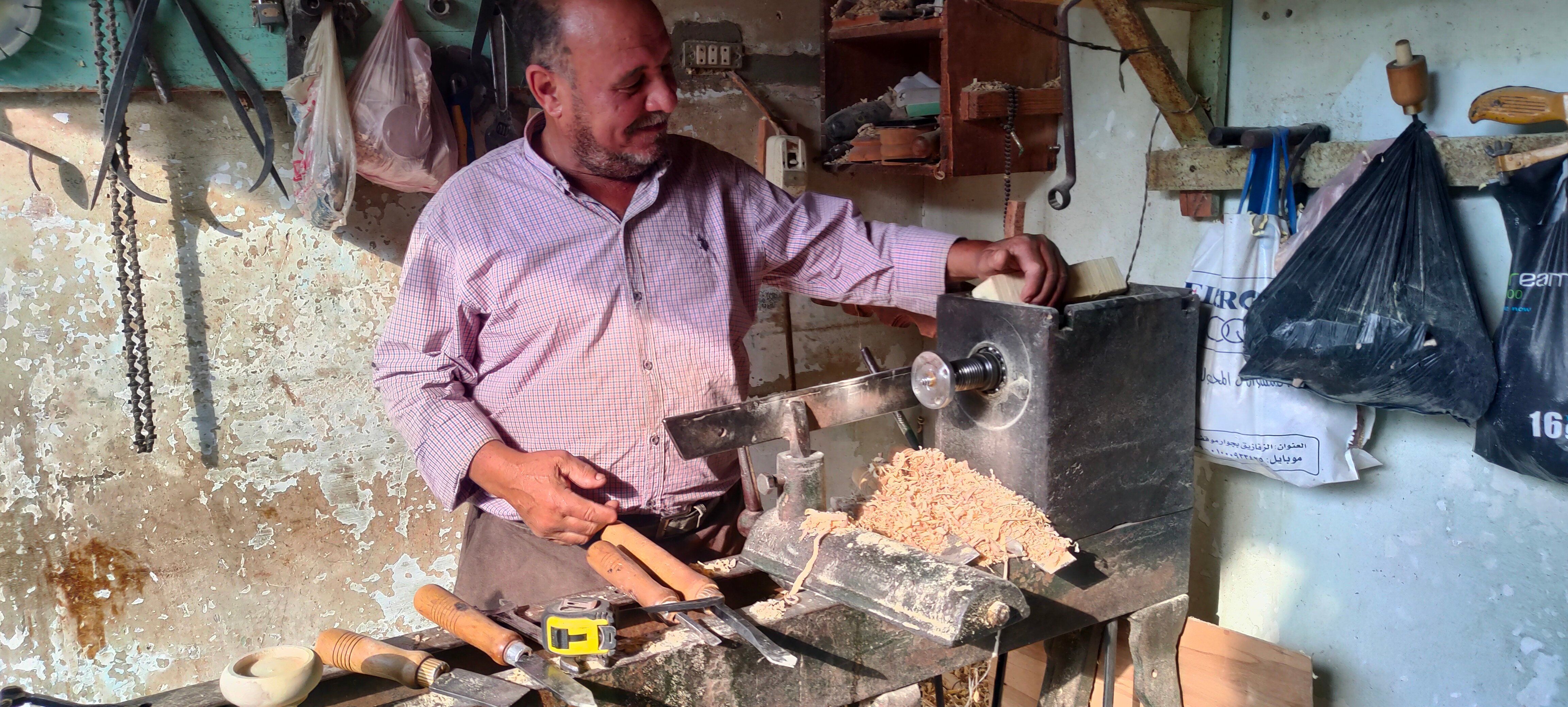 عم عبدو اثناء خراطة التحف عم عبدو اثناء خراطة التحف