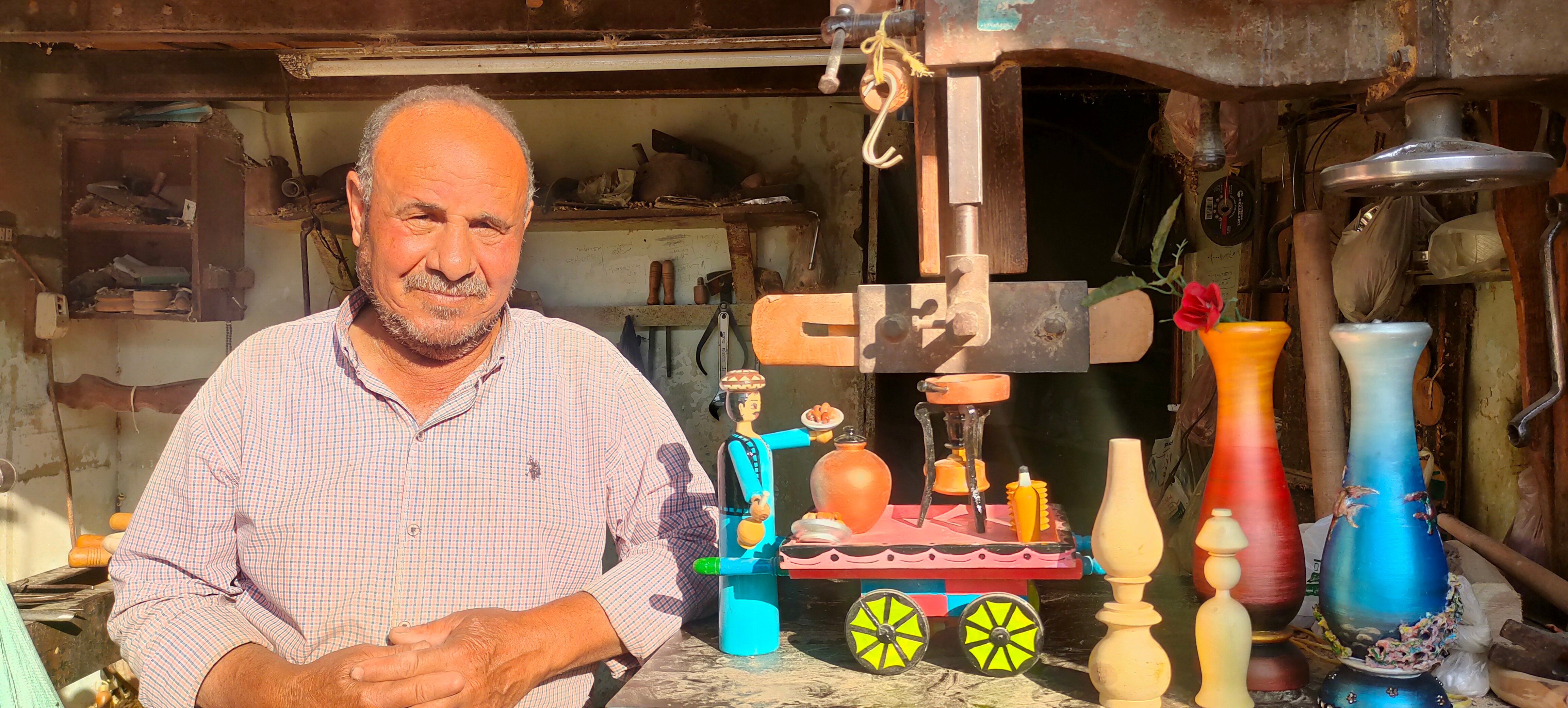 عم عبدة الوحيد صاحب ورشة متخصصة في فن خراطة التحف عم عبدة الوحيد صاحب ورشة متخصصة في فن خراطة التحف