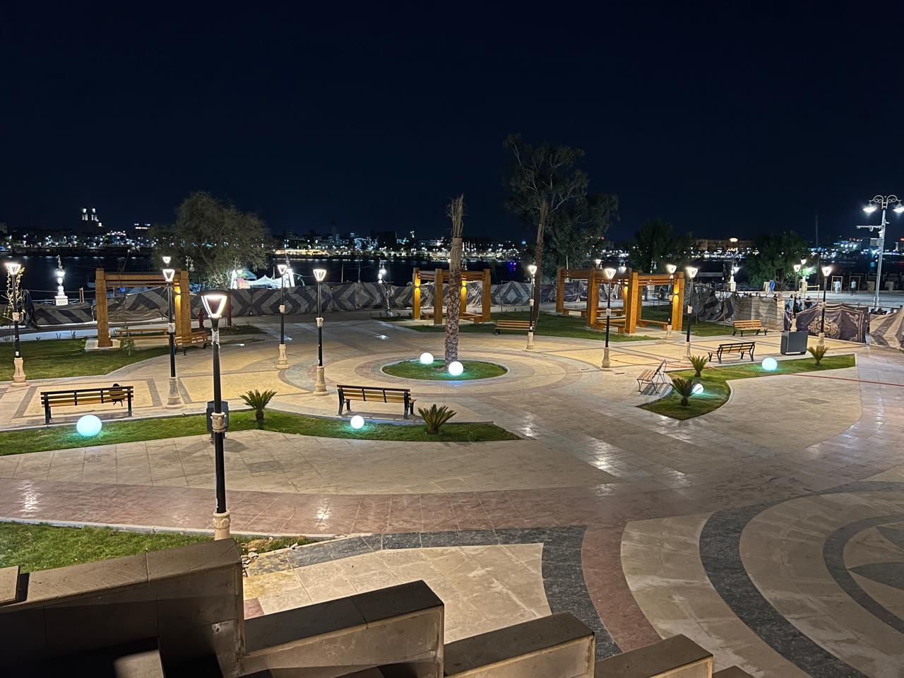 كورنيش النيل بالبر الغربى ليلاً فى مدينة القرنة كورنيش النيل بالبر الغربى ليلاً فى مدينة القرنة