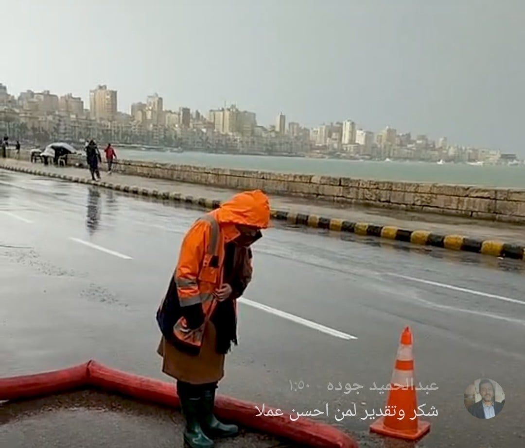 مهندسة بالصرف الصحي الإسكندرية تتابع كسح مياة الأمطار مهندسة بالصرف الصحي الإسكندرية تتابع كسح مياة الأمطار