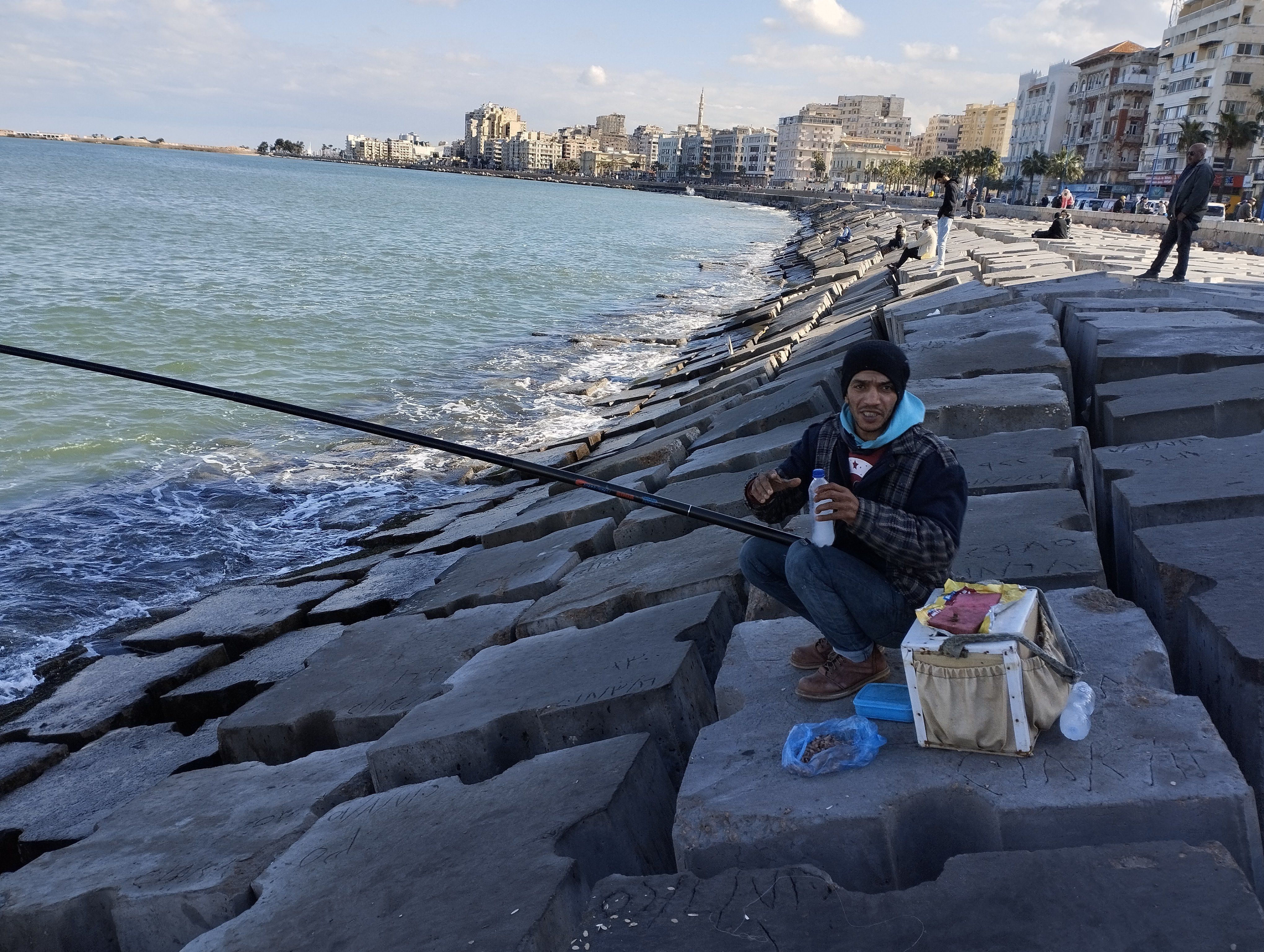 صيد السمك في فصل الشتاء بالإسكندرية صيد السمك في فصل الشتاء بالإسكندرية