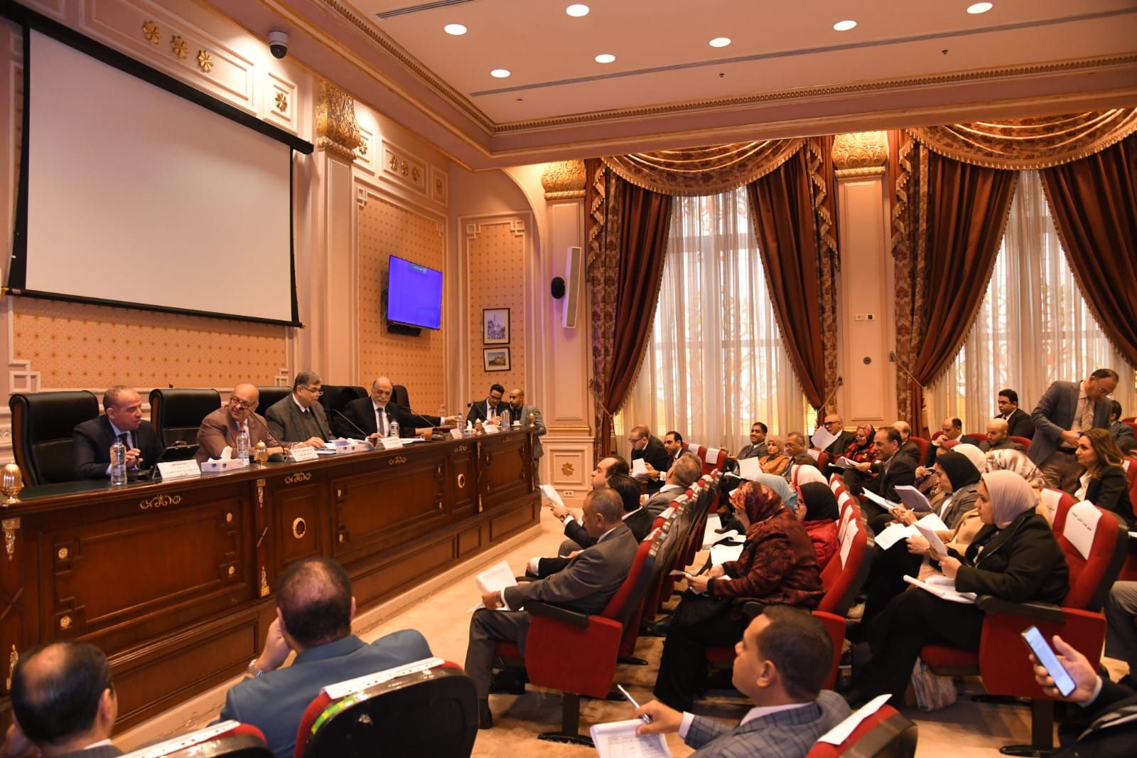 بدأ منذ قليل اجتماع لجنة الشئون الصحية بمجلس النواب (4) بدأ منذ قليل اجتماع لجنة الشئون الصحية بمجلس النواب (4)