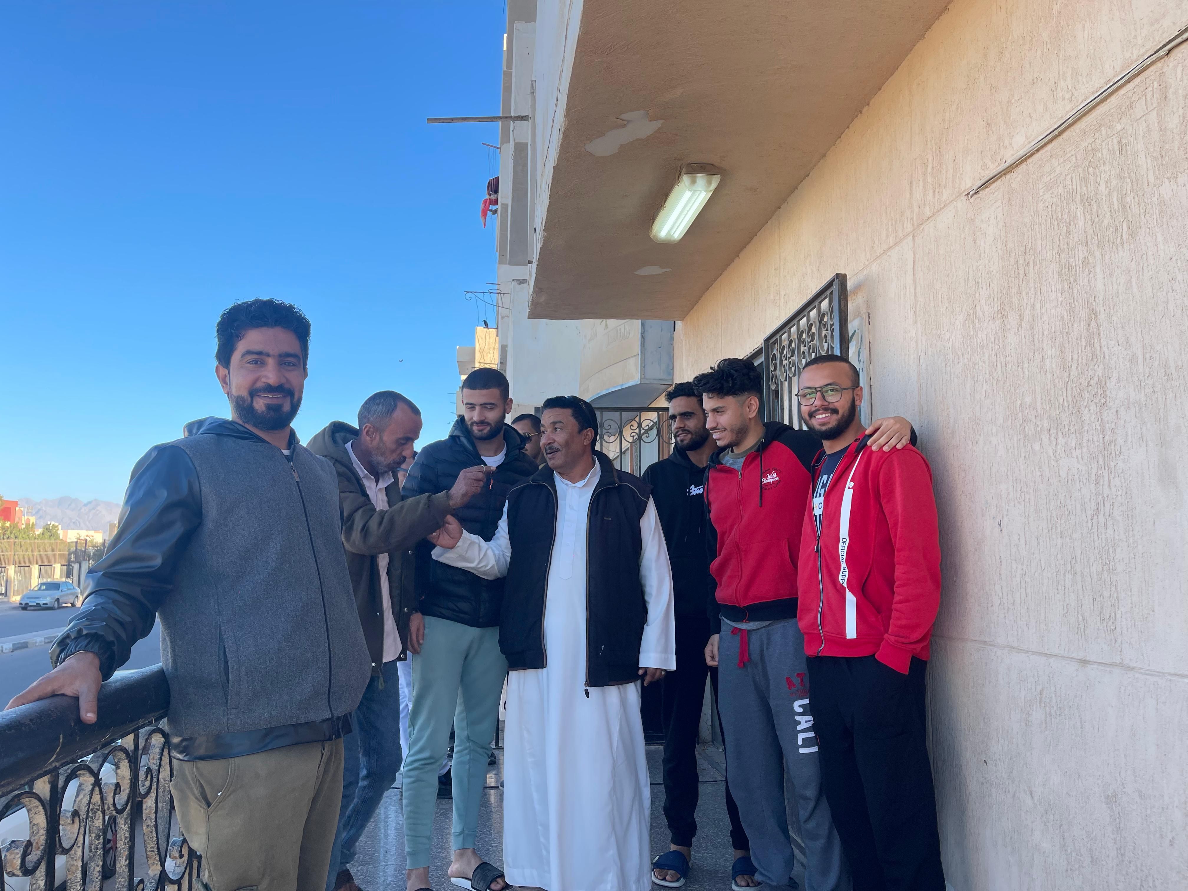 جانب من إقبال المواطنين على تحرير توكيلات تأسيس حزب الجبهة الوطنية بجنوب سيناء جانب من إقبال المواطنين على تحرير توكيلات تأسيس حزب الجبهة الوطنية بجنوب سيناء