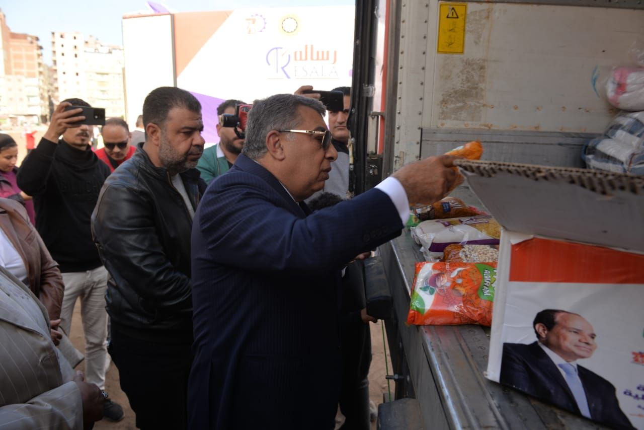 محافظ الدقهلية يطمئن علي جودة المواد الغذائية محافظ الدقهلية يطمئن علي جودة المواد الغذائية