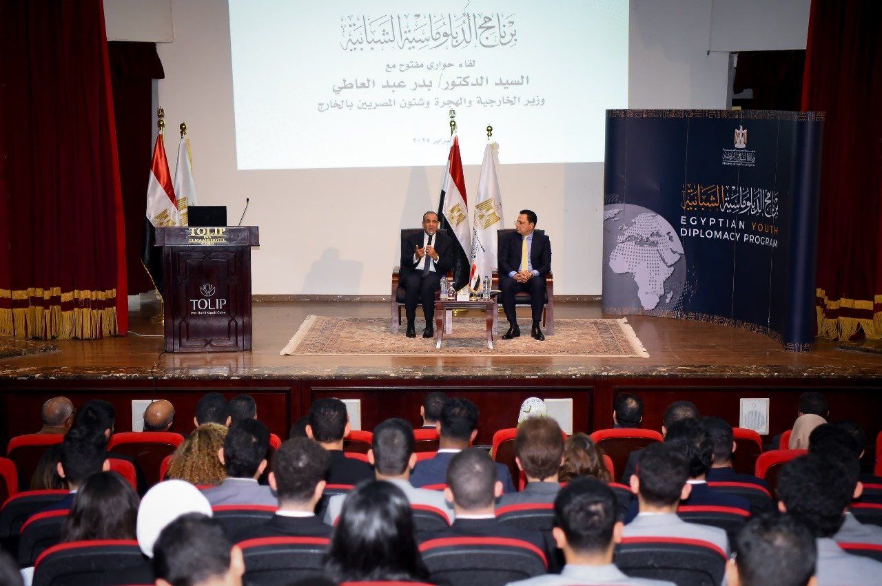 جانب من الحضور ووزير الخارجية جانب من الحضور ووزير الخارجية
