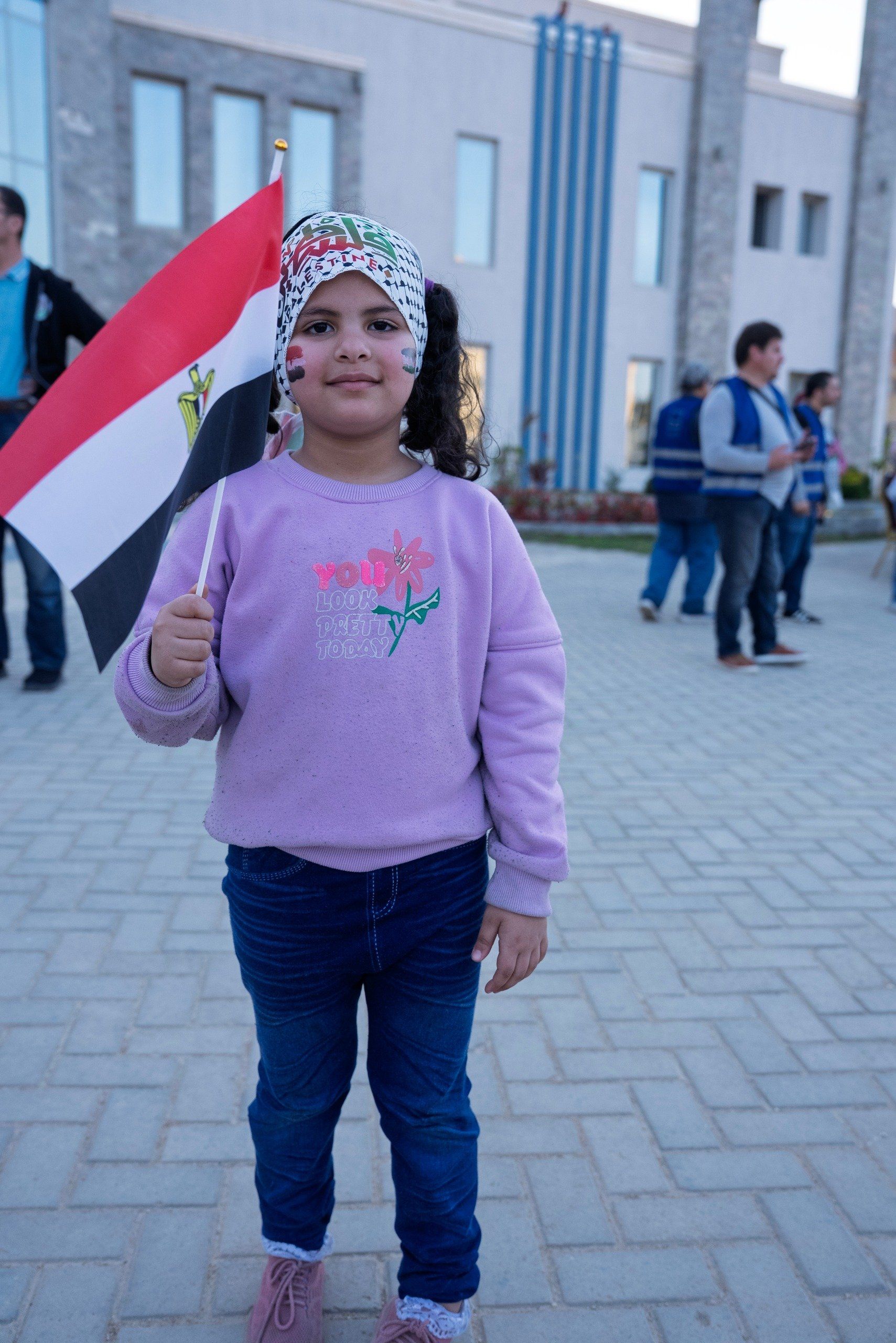 حياة كريمة تنظم قوافل السعادة لدعم الأسر الفلسطينية (15) حياة كريمة تنظم قوافل السعادة لدعم الأسر الفلسطينية (15)