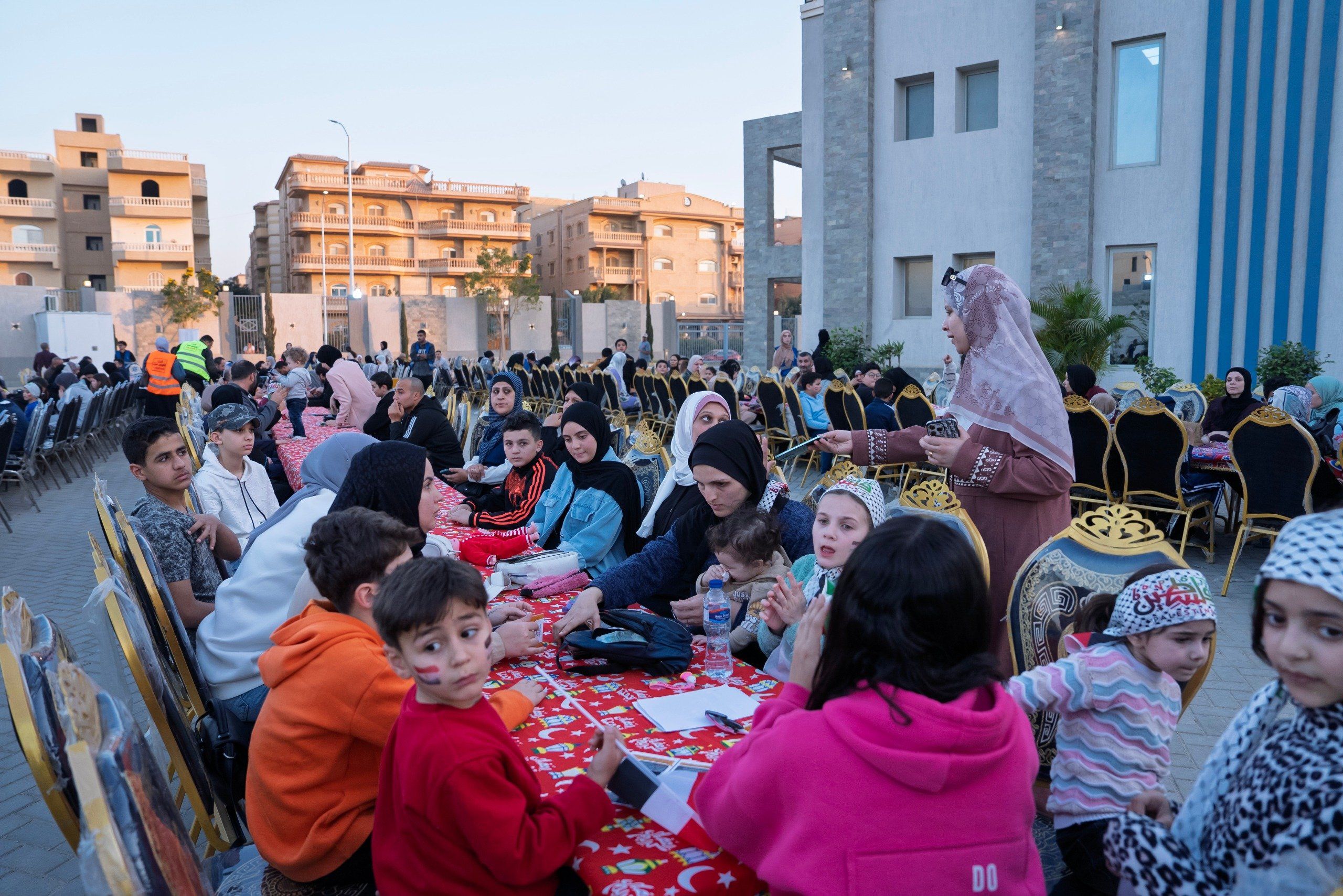 حياة كريمة تنظم قوافل السعادة لدعم الأسر الفلسطينية (16) حياة كريمة تنظم قوافل السعادة لدعم الأسر الفلسطينية (16)