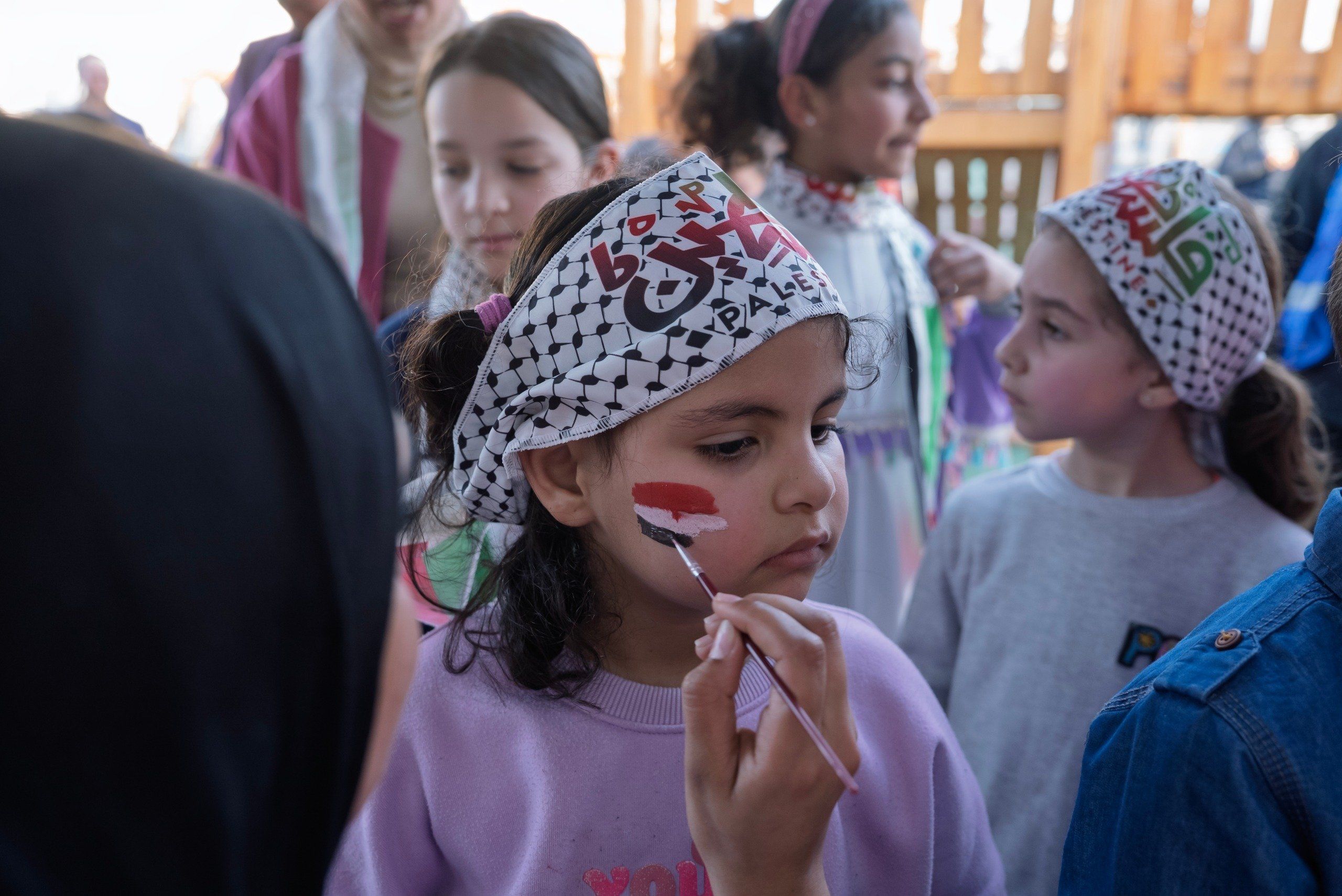 حياة كريمة تنظم قوافل السعادة لدعم الأسر الفلسطينية (13) حياة كريمة تنظم قوافل السعادة لدعم الأسر الفلسطينية (13)