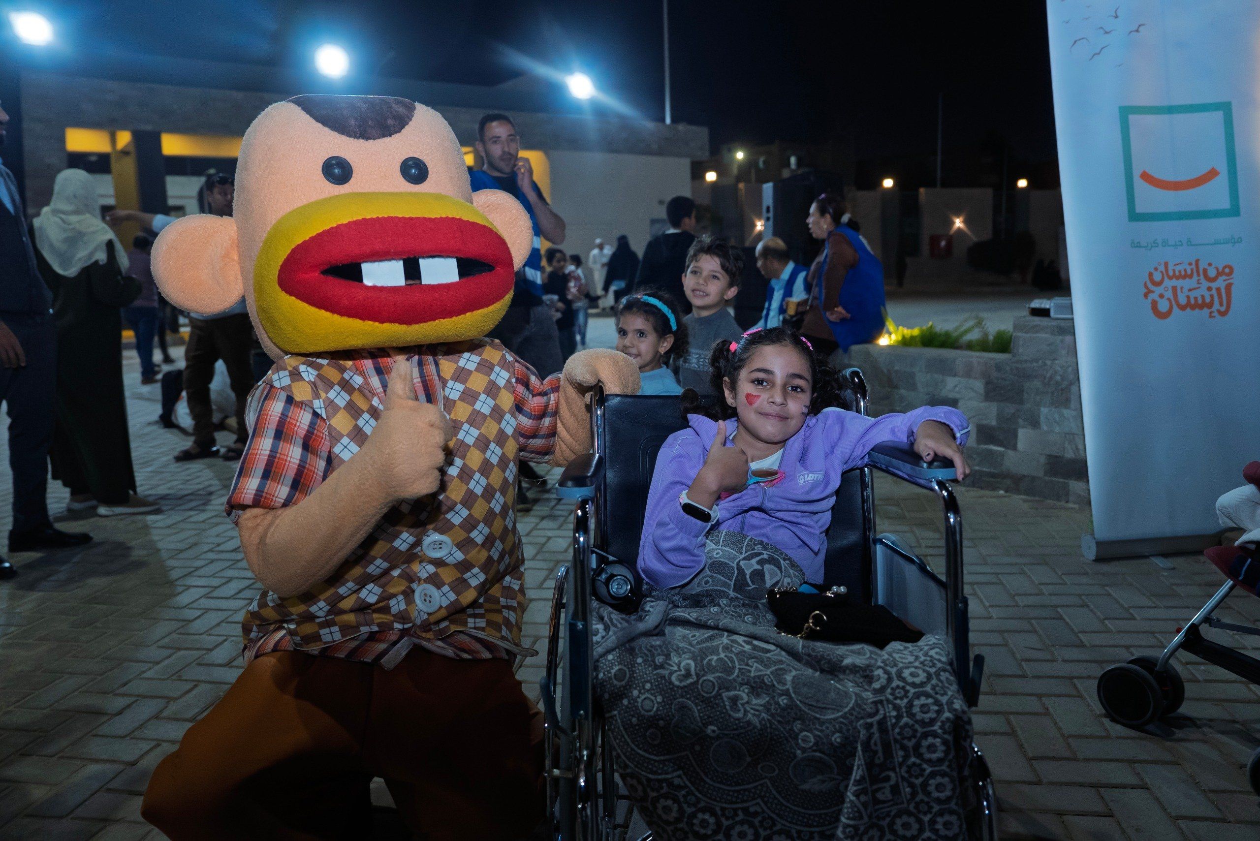 حياة كريمة تنظم قوافل السعادة لدعم الأسر الفلسطينية (21) حياة كريمة تنظم قوافل السعادة لدعم الأسر الفلسطينية (21)