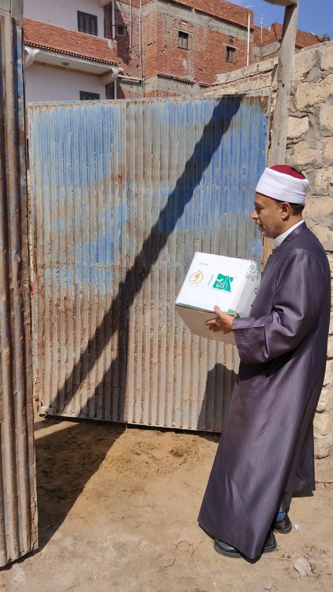 وكيل وزارة الأوقاف يوزع الكراتين وكيل وزارة الأوقاف يوزع الكراتين