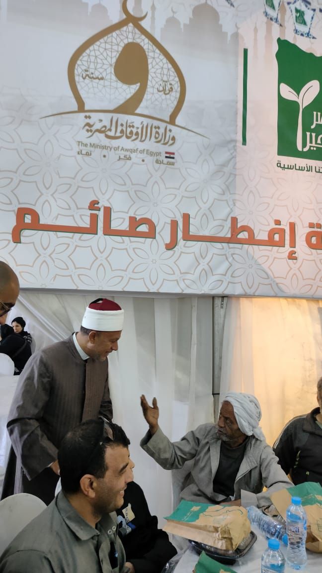 وكيل وزارة الأوقاف يتحدث مع احد المواطنين وكيل وزارة الأوقاف يتحدث مع احد المواطنين