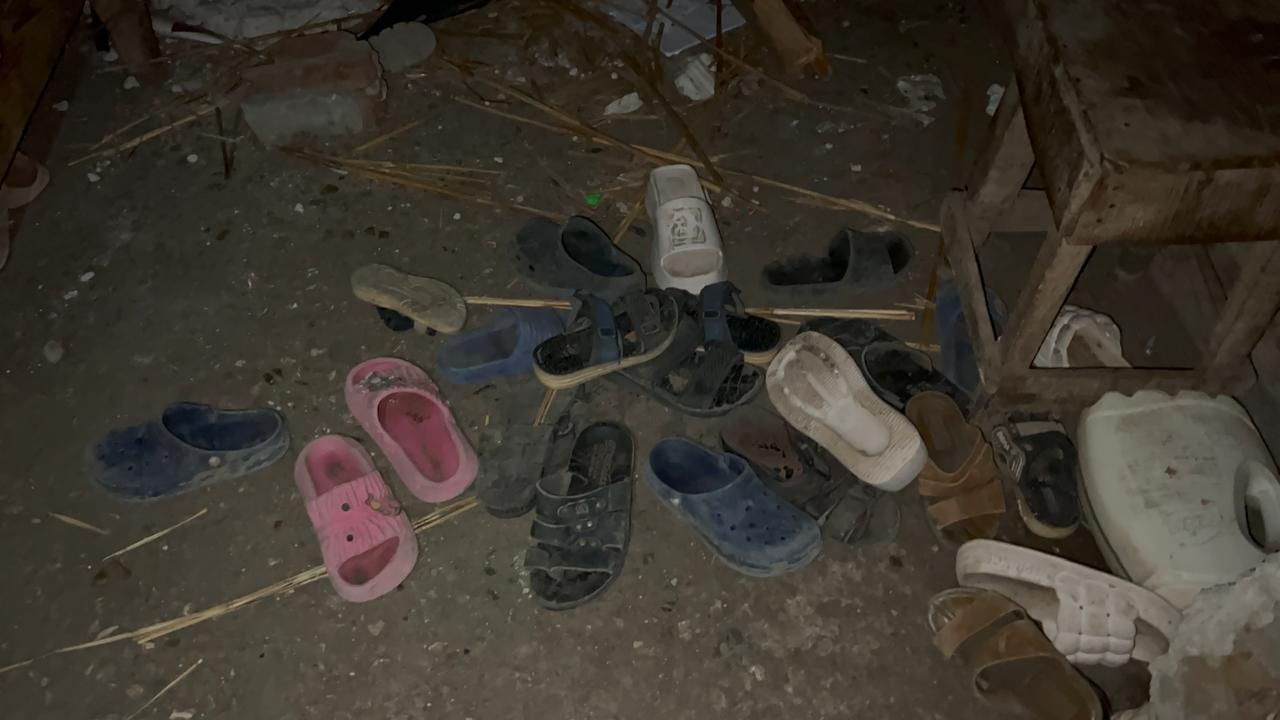 أحذية الطلاب بعد اخلاء الغرفة أحذية الطلاب بعد اخلاء الغرفة
