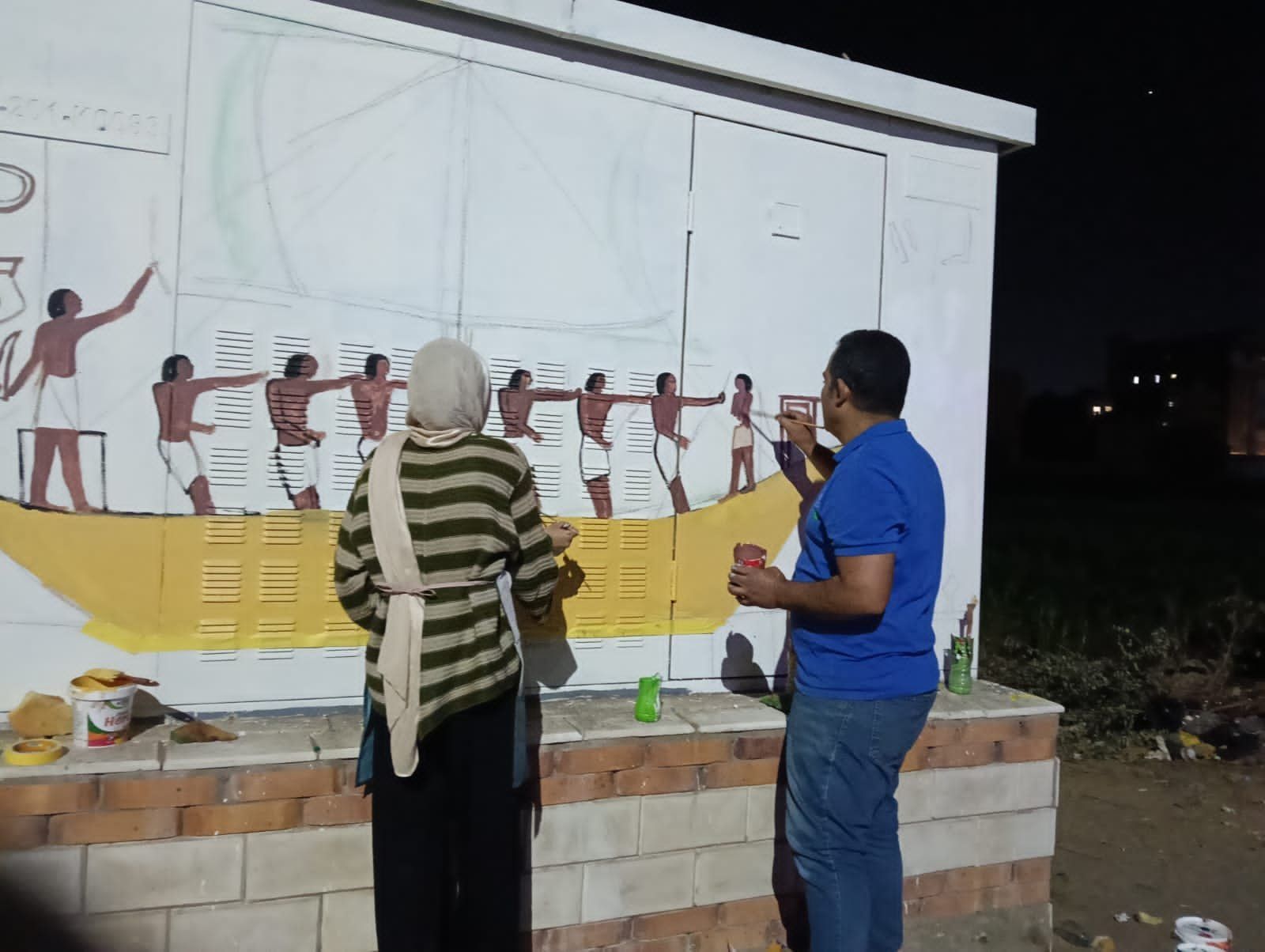 أعضاء هيئة التدريس بكلية الفنون الجميلة خلال رسم محولات الكهرباء أعضاء هيئة التدريس بكلية الفنون الجميلة خلال رسم محولات الكهرباء