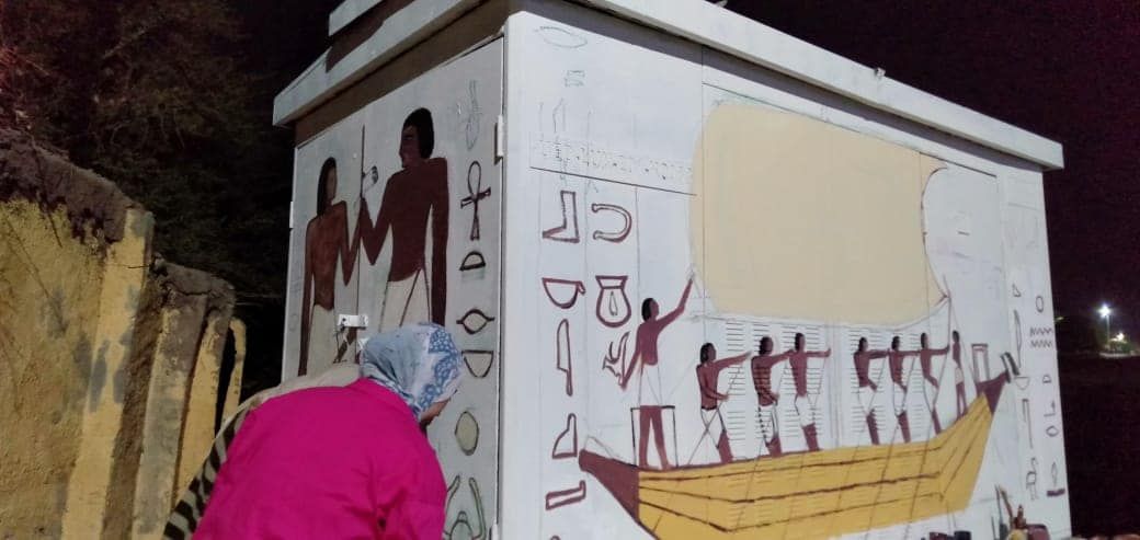 جانب من الرسوم على محولات الكهرباء بالأقصر جانب من الرسوم على محولات الكهرباء بالأقصر