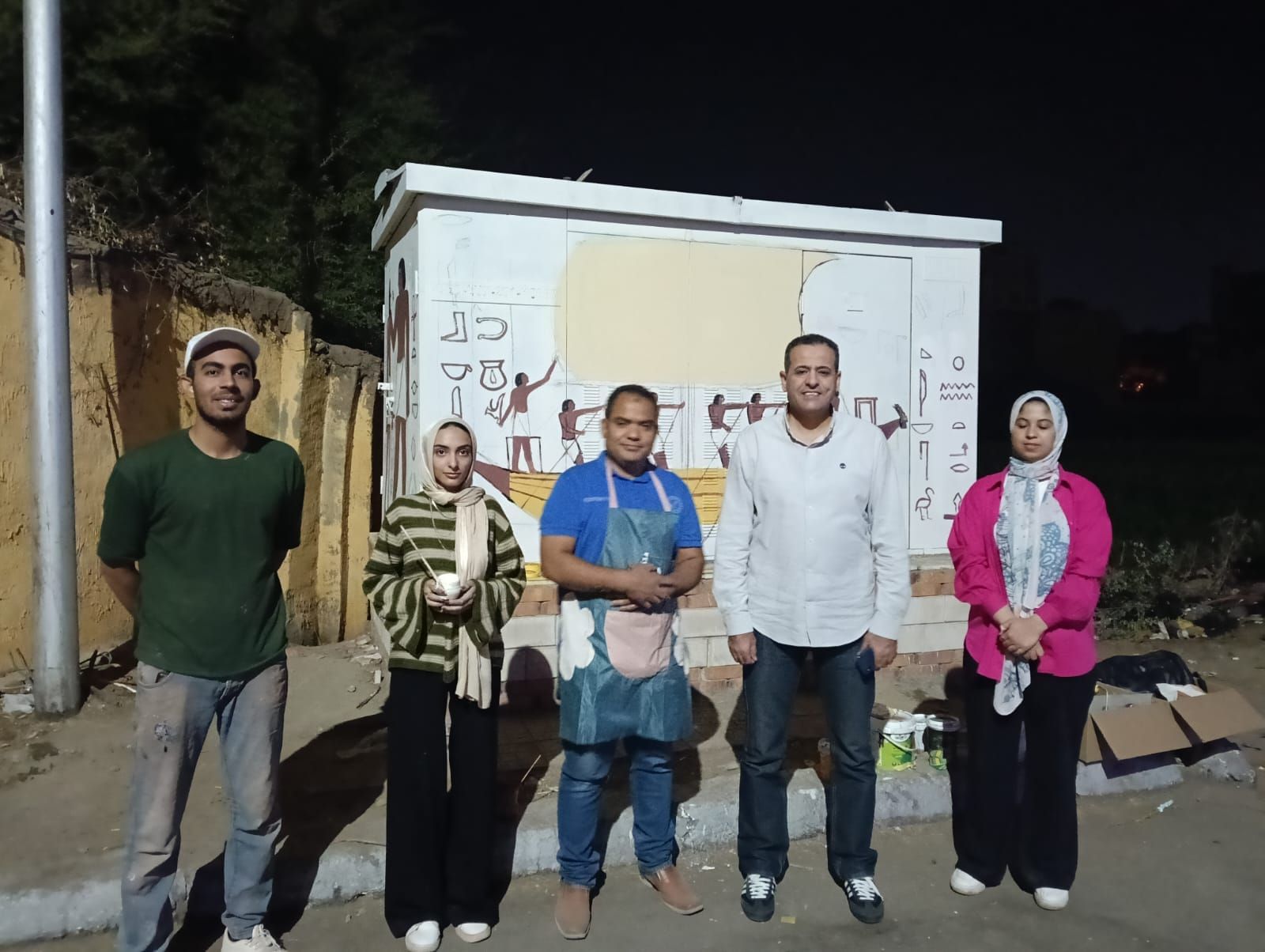 فريق كلية الفنون الجميلة مع رئيس المدينة خلال رسم المحولات فريق كلية الفنون الجميلة مع رئيس المدينة خلال رسم المحولات