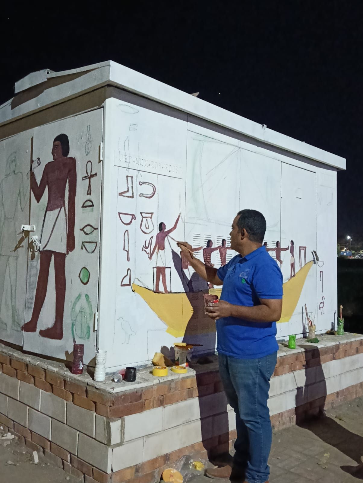 رسومات فرعونية على محولات الكهرباء لتحويلها إلى لوحات فنية رسومات فرعونية على محولات الكهرباء لتحويلها إلى لوحات فنية