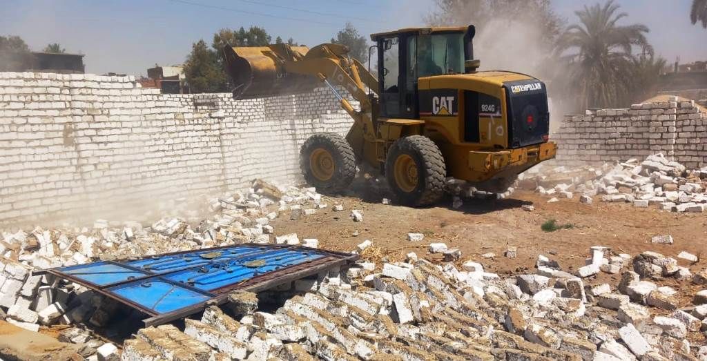 جانب من حملات الإزالة بأسوان جانب من حملات الإزالة بأسوان