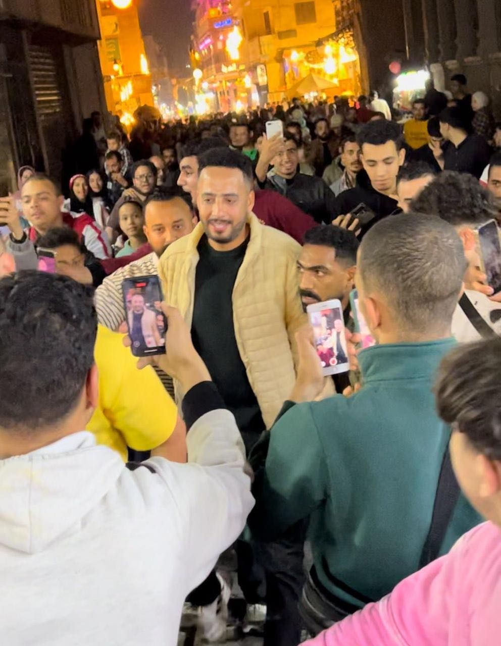 عصام السقا يحتفل مع محبيه بنجاح مسلسل فهد البطل (2) عصام السقا يحتفل مع محبيه بنجاح مسلسل فهد البطل (2)