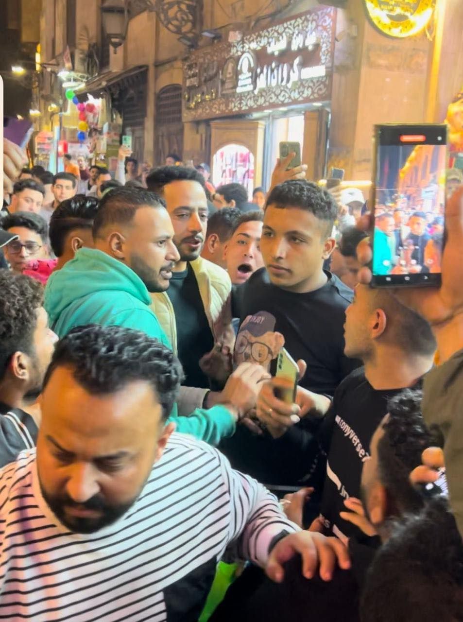 عصام السقا يحتفل مع محبيه بنجاح مسلسل فهد البطل (5) عصام السقا يحتفل مع محبيه بنجاح مسلسل فهد البطل (5)