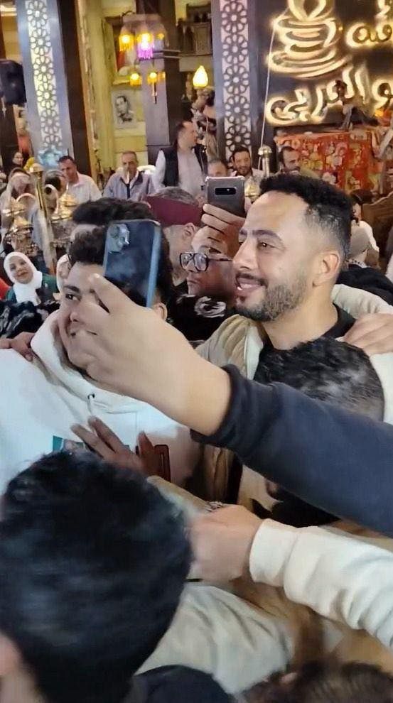عصام السقا يحتفل مع محبيه بنجاح مسلسل فهد البطل (3) عصام السقا يحتفل مع محبيه بنجاح مسلسل فهد البطل (3)