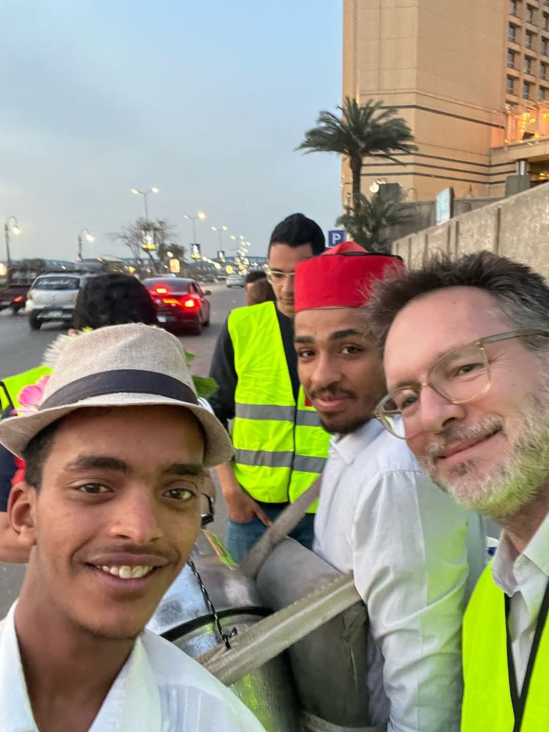 سفير كندا يودع رمضان بتوزيع العرقسوس والعصائر سفير كندا يودع رمضان بتوزيع العرقسوس والعصائر