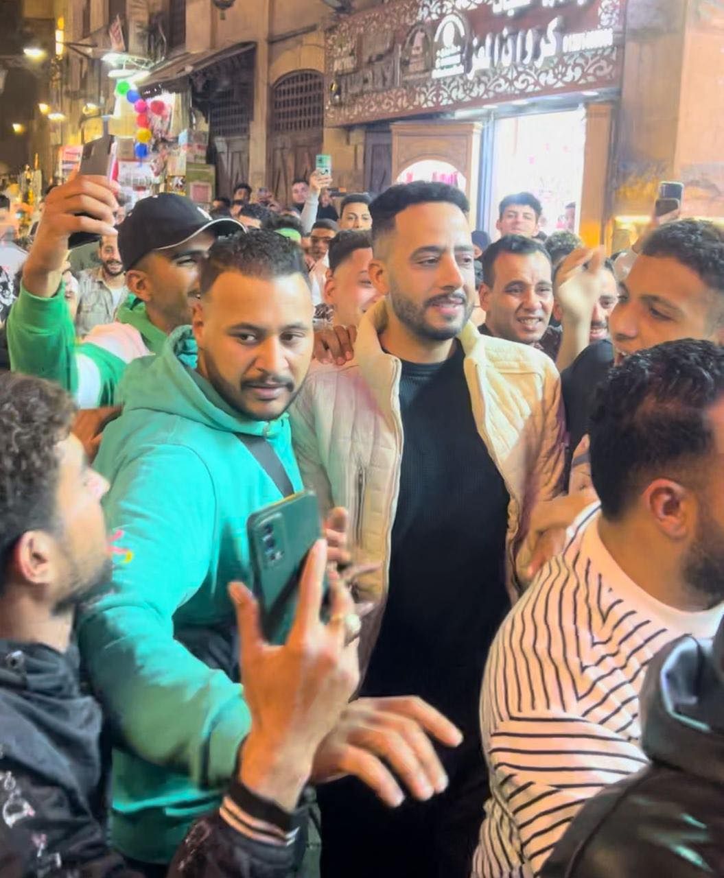 عصام السقا يحتفل مع محبيه بنجاح مسلسل فهد البطل (1) عصام السقا يحتفل مع محبيه بنجاح مسلسل فهد البطل (1)