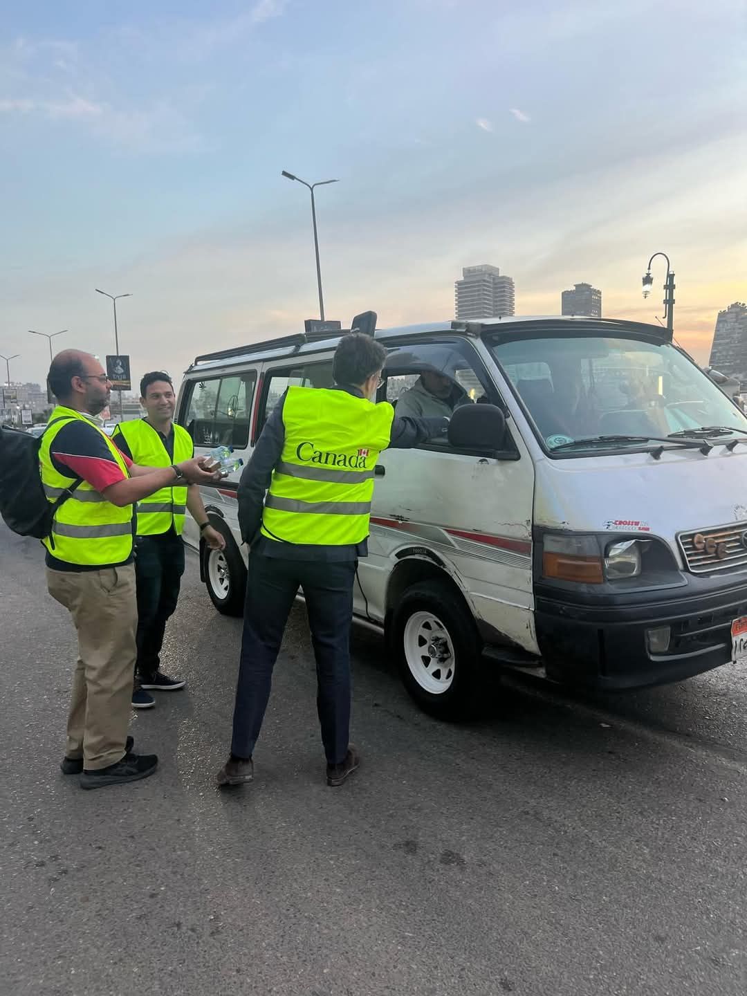 سفير كندا يشارك فى توزيع العصائر سفير كندا يشارك فى توزيع العصائر