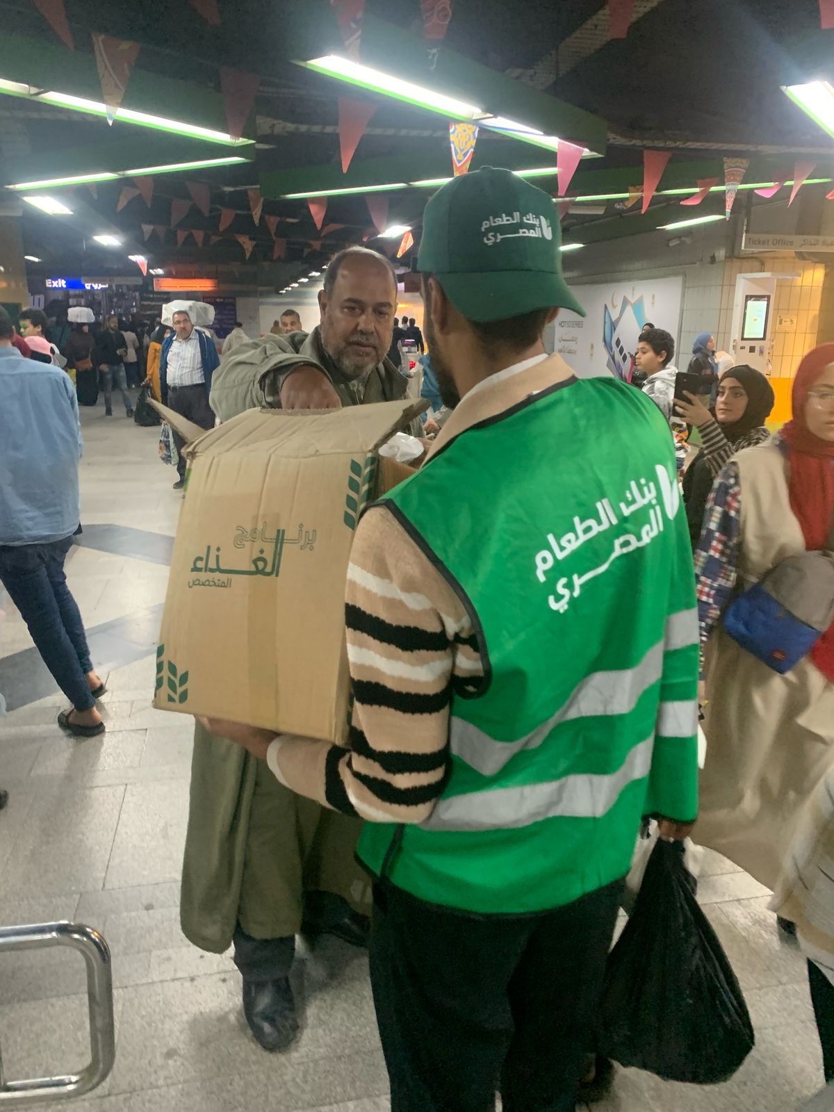 توزيع وجبات بمحطات المترو (3)