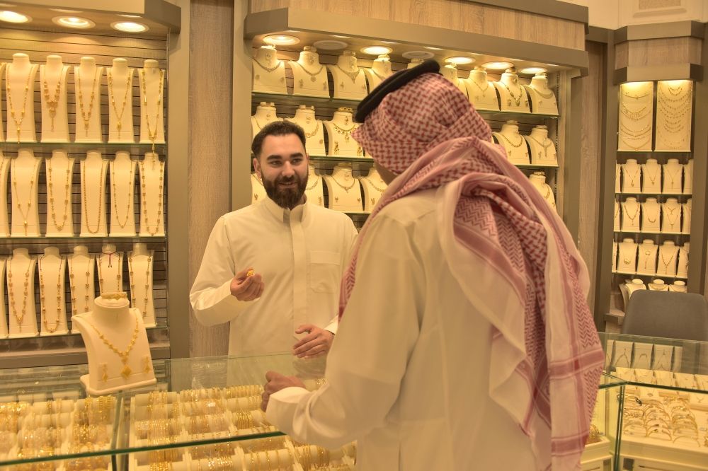 الذهب يلمع وسط الأزمات: تذبذب عالمي ووعي استثماري متزايد في السعودية