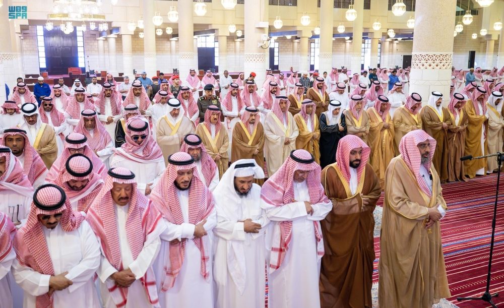 أمير الرياض ونائبه يؤديان صلاة الميت على الأمير ناصر بن فهد بن عبدالله بن سعود بن فرحان آل سعود - واس