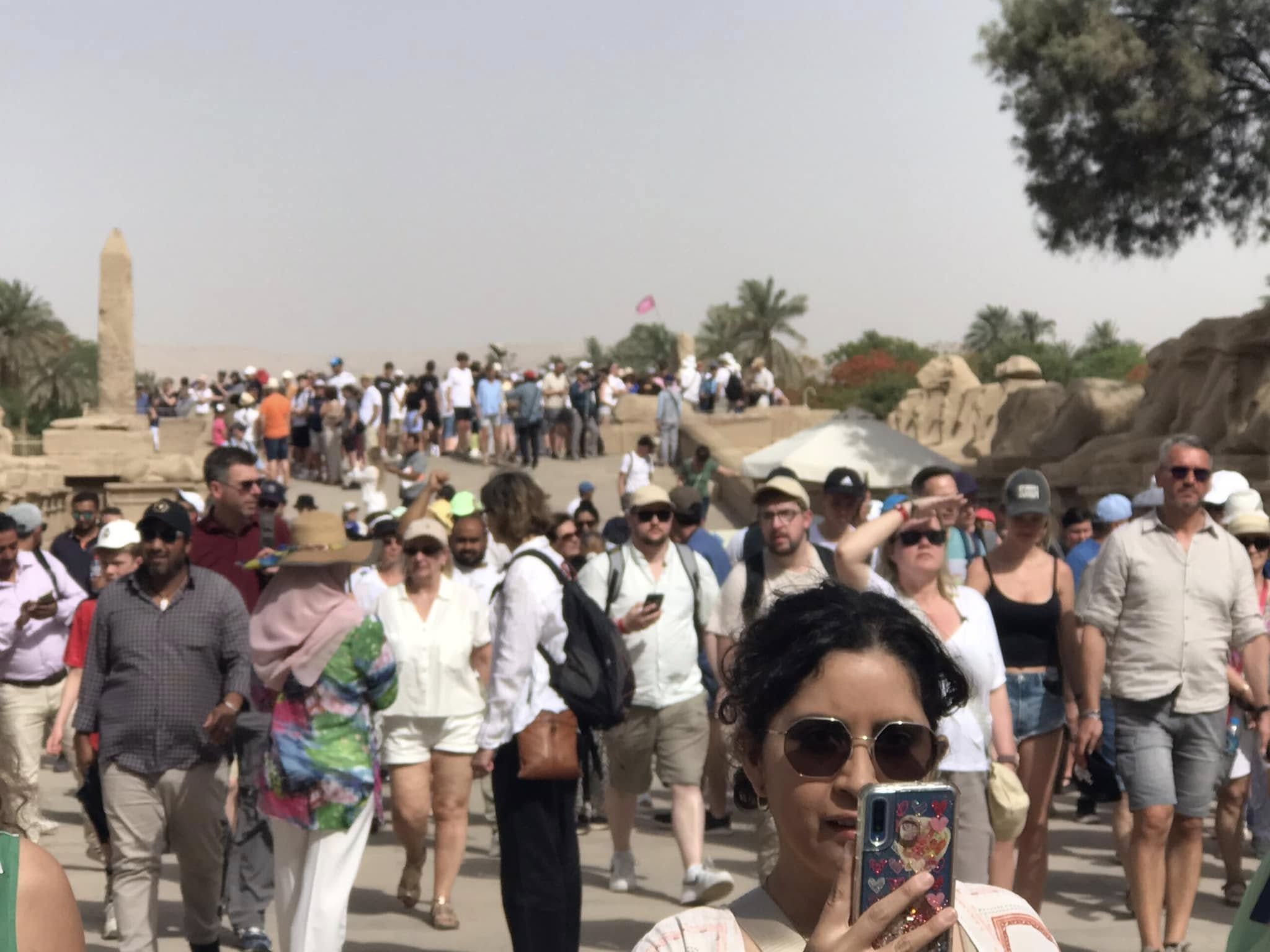 معابد الأقصر تشهد حالة من الإقبال السياحى الكبير من حول العالم معابد الأقصر تشهد حالة من الإقبال السياحى الكبير من حول العالم