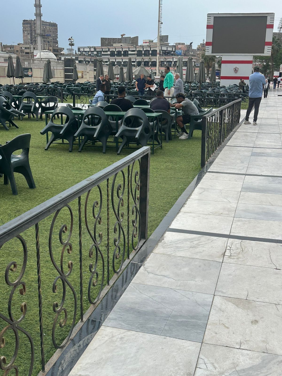 أصدقاء زيزو في انتظاره بالزمالك أصدقاء زيزو في انتظاره بالزمالك