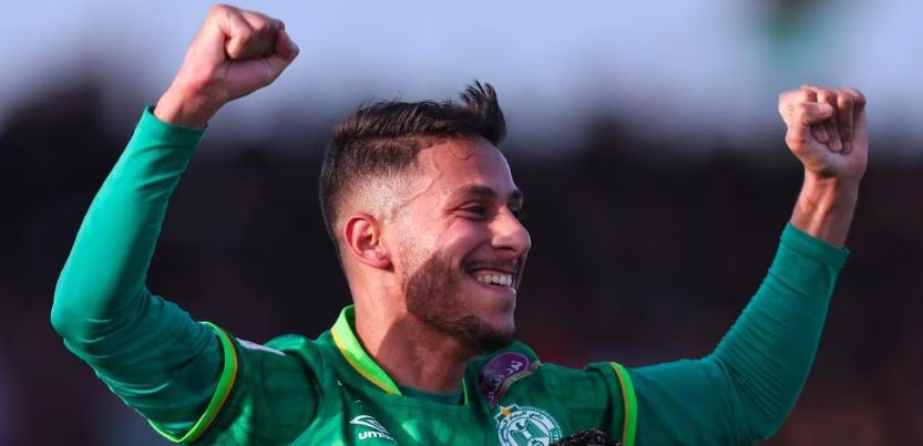 لاعب الرائد يسري بوزوق